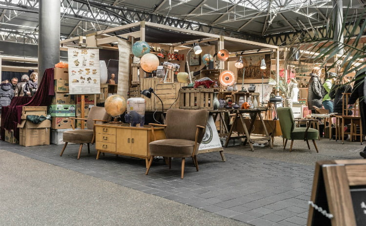 https://cdn.thenudge.com/wp-content/uploads/2018/04/spitalfields-market-1.jpg