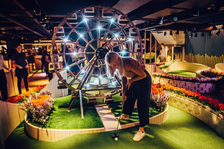 Swingers crazy golf in London