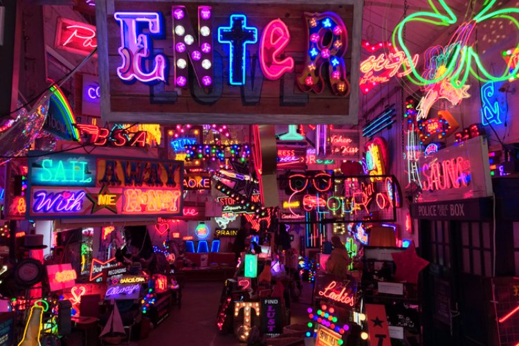 God's Own Junkyard - A Dazzling Aladdin's Cave Of Neon Signs & Artwork