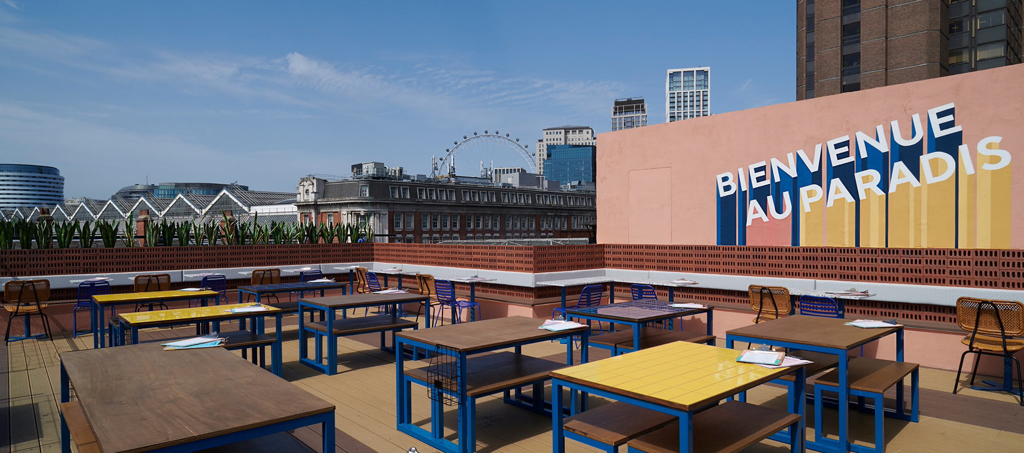 bar-elba-a-colourful-rooftop-bar-with-its-own-cinema