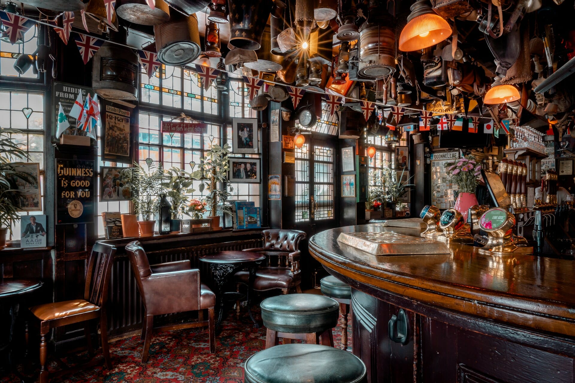 the-churchill-arms-a-classic-london-pub-adorned-with-1000s-of-flowers