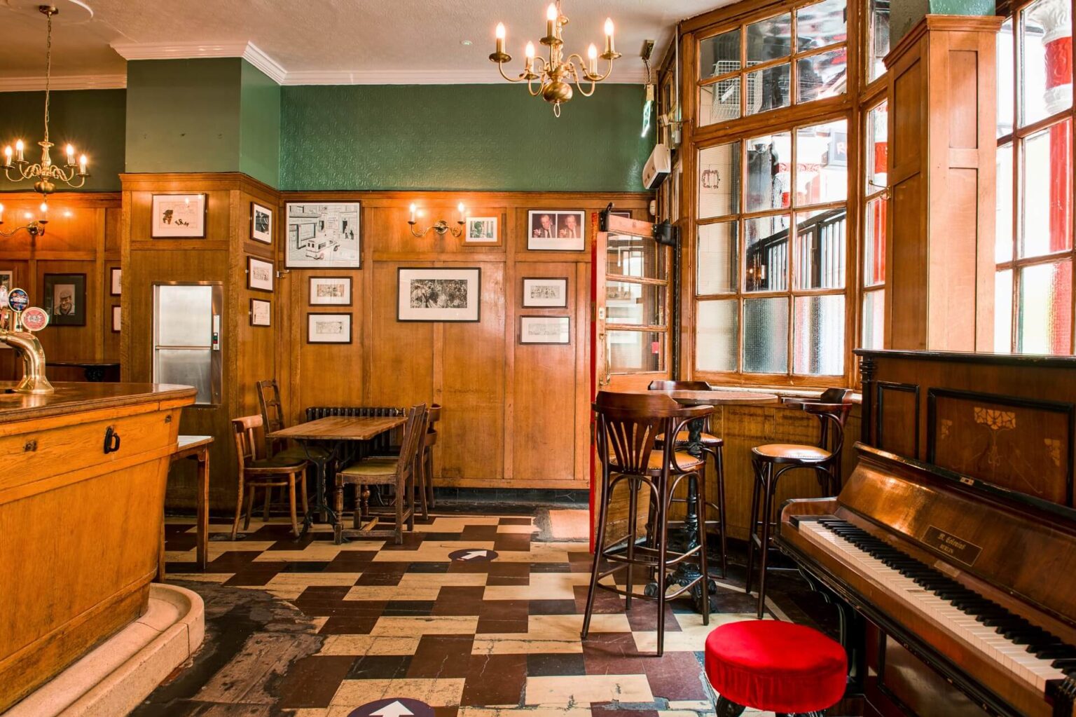 the-best-pubs-in-soho-traditional-pubs-gourmet-grub