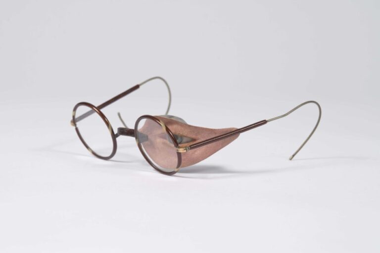 hunterian museum glasses with false eye