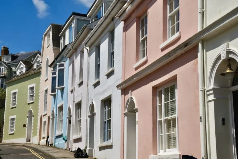 pastel houses on courtenay street in salcombe