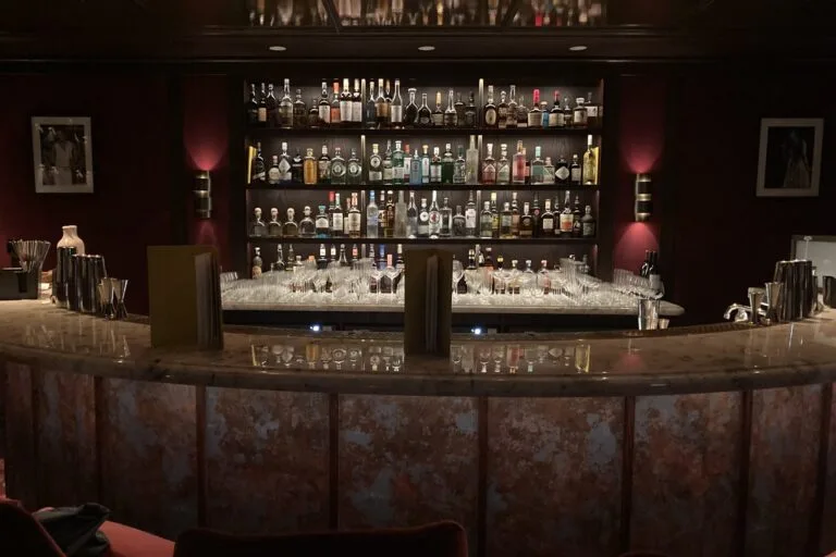apples & pears bar above sael